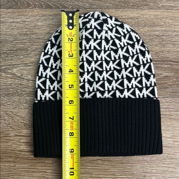 NWT Michael Kors Women\'s Scarf and Hat Set Black/Cream main image 9
